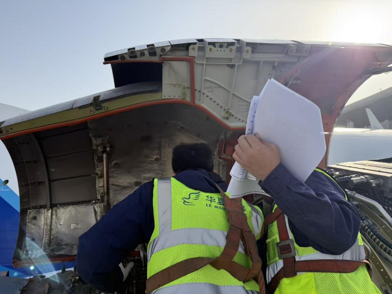 喀什維修團(tuán)隊圓滿完成首次飛機(jī)頂升測試2.jpg