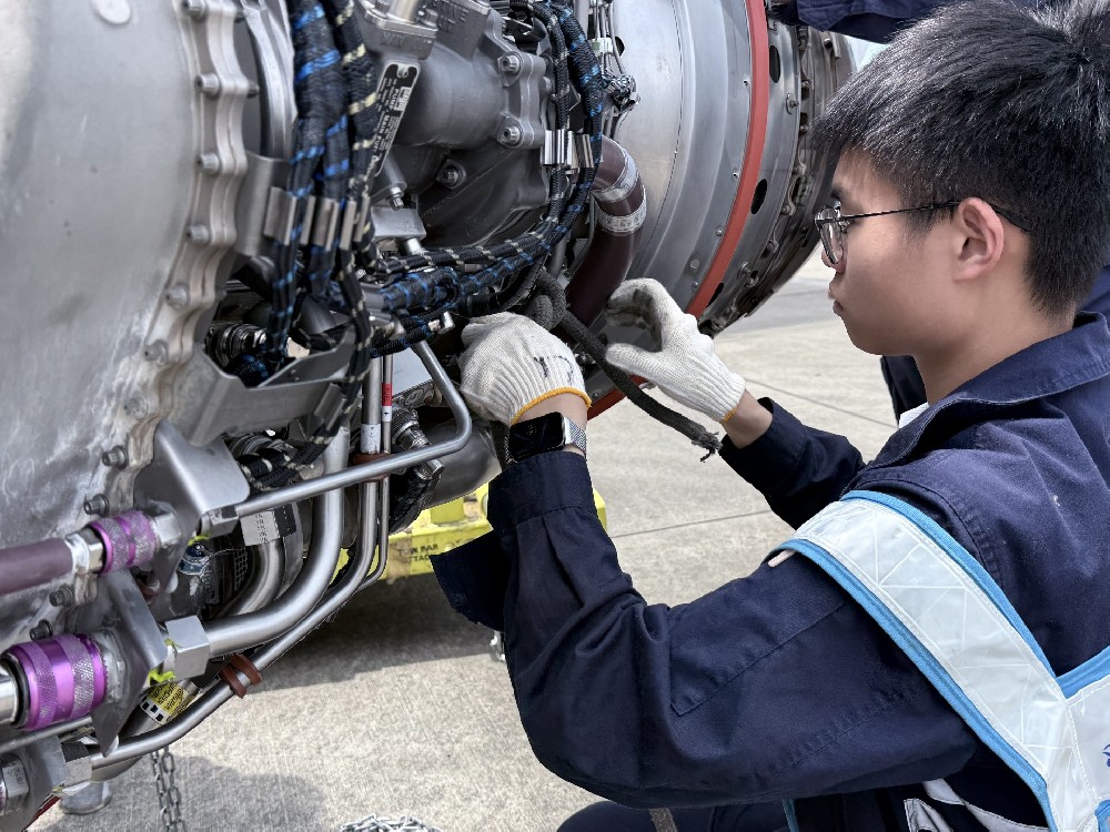 华夏维修奋战四日，完成CRJ900发动机维修工作