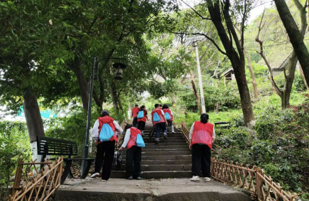 青山志愿行·雷鋒薪火傳｜華夏維修青年以青春之力守護(hù)山城綠肺